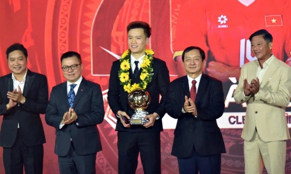 Hoàng Đức lần thứ 3 giành Quả bóng vàng Việt Nam